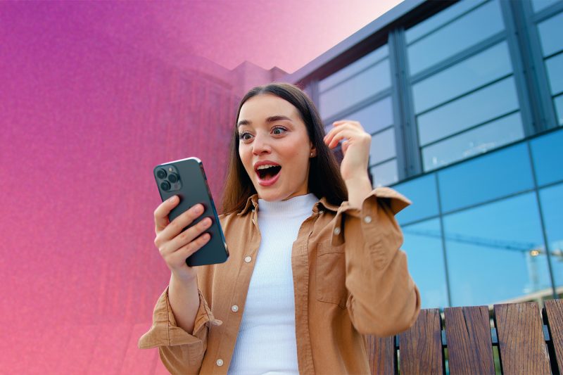 Loteria wiosenna w M1 Kraków. Kobieta pozytywnie zaskoczona wygraną w loterii.