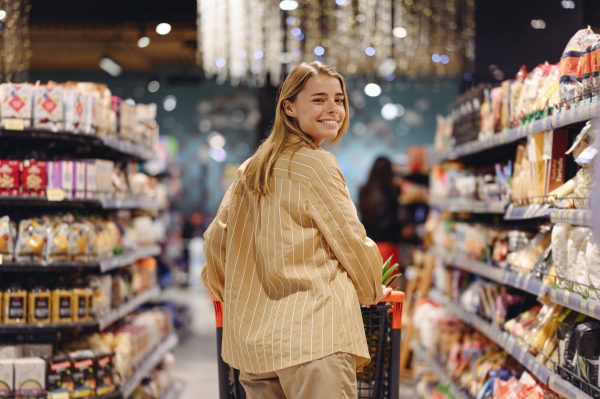 Klientka z pełnym wózkiem w M1 Radom. Zdjęcie promujące niedzielę handlową 29 marca.