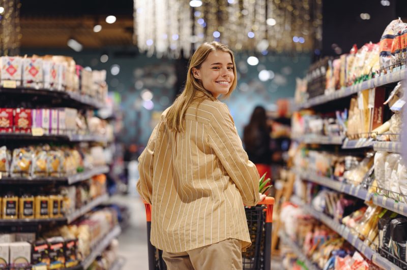 Klientka z pełnym wózkiem w M1 Radom. Zdjęcie promujące niedzielę handlową 29 marca.