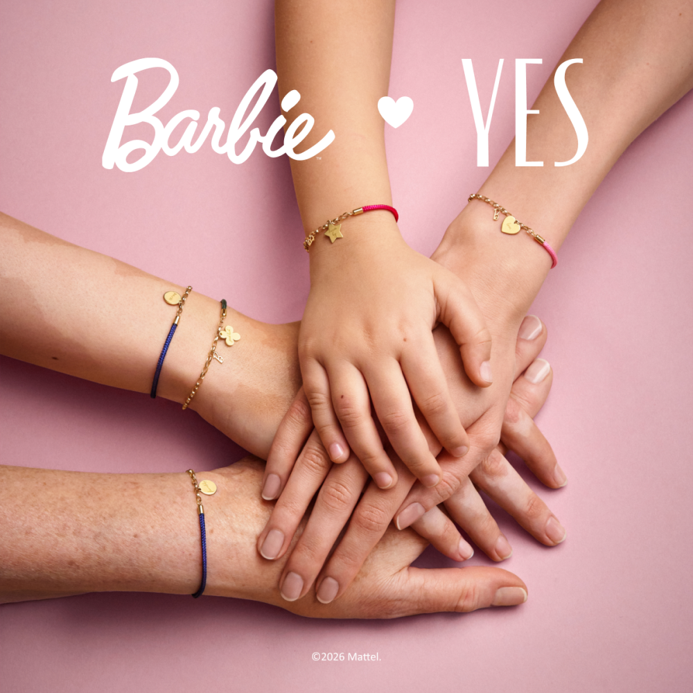 Złote i kolorowe bransoletki z kolekcji Barbie x YES na dłoniach w M1 Radom